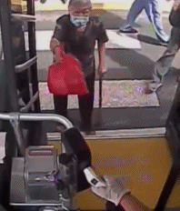 老人给司机礼包感谢照顾gif搞笑图片