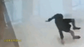 进行一个平地摔gif搞笑图片