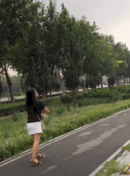 她这是在和谁打球-搞笑gif动态图片-izike