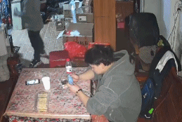 玩游戏突然掰坏手机-搞笑gif动态图片-izike
