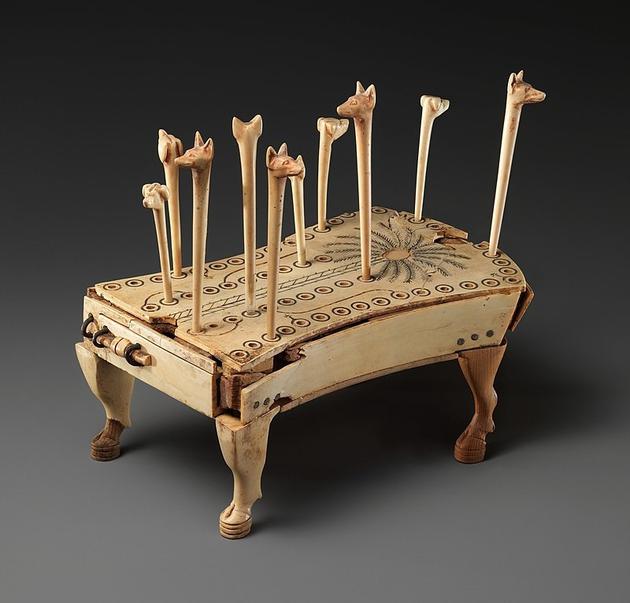 13世纪的“猎犬和豺狼”游戏棋