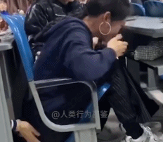 大学课堂女生深陷椅子中-美女动态图片-gif动态图-izike