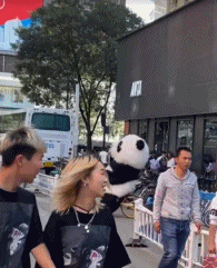 生活不易 国宝卖艺-搞笑gif动态图片-izike