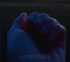 握住一只萤火虫gif搞笑图片