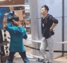 老板泪快流下来了gif搞笑图片