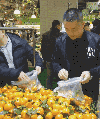 男生另类挑水果大法-帅哥动态图片-gif动态图-izike