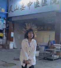 头发有它自己的想法gif搞笑图片