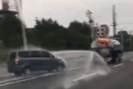原来还能洗车-搞笑gif动态图片-izike