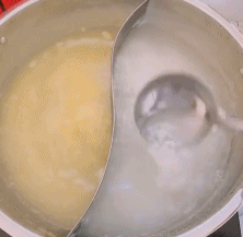 鸳鸯锅煮白粥和小米粥-搞笑gif动态图片-izike