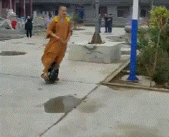 为师与那三太子借了风火轮-搞笑gif动态图片-izike