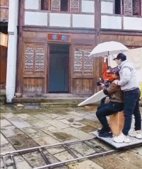 你这狂野的跑法考虑过观众的感受吗？-搞笑gif动态图片-izike