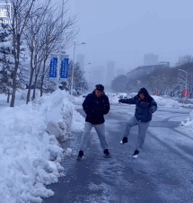 失去一位好兄弟gif搞笑图片