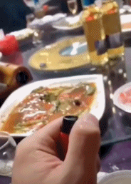 这打火机有点认生-搞笑gif动态图片-izike