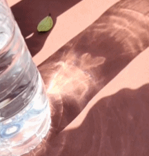 被一瓶水浪漫到的瞬间gif搞笑图片