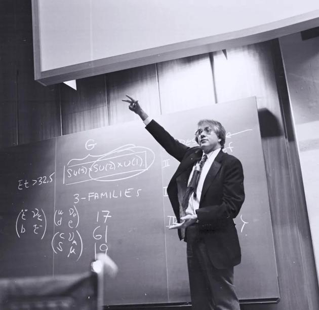 谢尔登·格拉肖在1979年12月于欧洲核子研究中心(cern)作报告,两周前