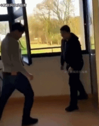 还是你俩会玩gif搞笑图片