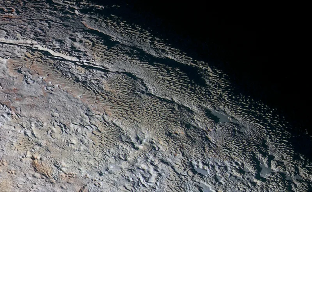 3、高空拍摄冥王星表面刀刃状地形，可能是冥王星早期甲烷以冰的形式在该星球表面聚积之后升华的结果，从而形成这些锋利的锯齿状特征，它们类似于剑状冰沉积物，被称为“冰钉”，这样的冰钉结构也存在于地球安第斯山脉顶部。