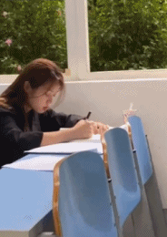 美女也会自习睡着gif搞笑图片