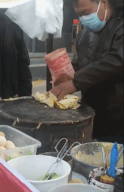 街头便衣做的烧饼-搞笑gif动态图片-izike