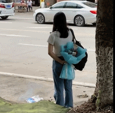 女孩手里拿着鲜花等男朋友-帅哥动态图片-gif动态图-izike