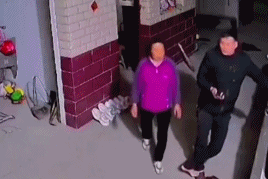 大妈被男人的臭屁熏走-帅哥动态图片-gif动态图-izike