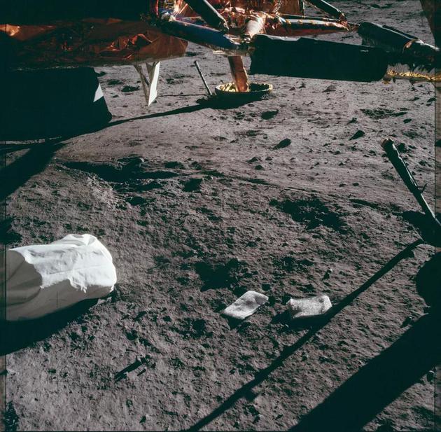 阿波罗11号的白色垃圾袋仍然留在月球上，我们应该重返月球，将这些人类粪便样品保存起来，供进一步的研究