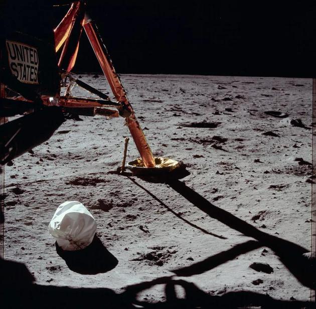 1969年阿波罗登月舱旁边的一个垃圾袋