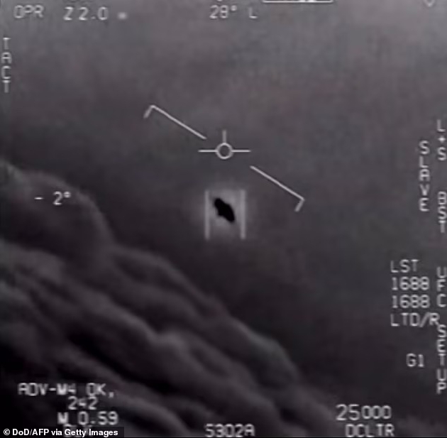 这张由美国国防部于2020年4月28日提供的文件视频抓取图像显示了海军飞行员拍摄的一段非机密视频的一部分，该视频已传播多年，显示了与“不明飞行现象”的互动。