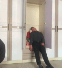 男主人非常累直接躺衣柜睡着-帅哥动态图片-gif动态图-izike