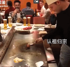 大厨炒鸡蛋一下飞了-搞笑gif动态图片 - izike-izike