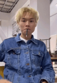 男人学老头吸烟动作-帅哥动态图片-gif动态图-izike