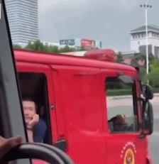 消防队的反差萌gif搞笑图片