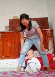 第一次走路 说走咱就走-搞笑gif动态图片 - izike-izike