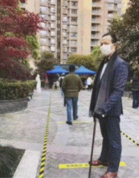 上海人做核酸时的仪式感特别好看-搞笑gif动态图片-izike