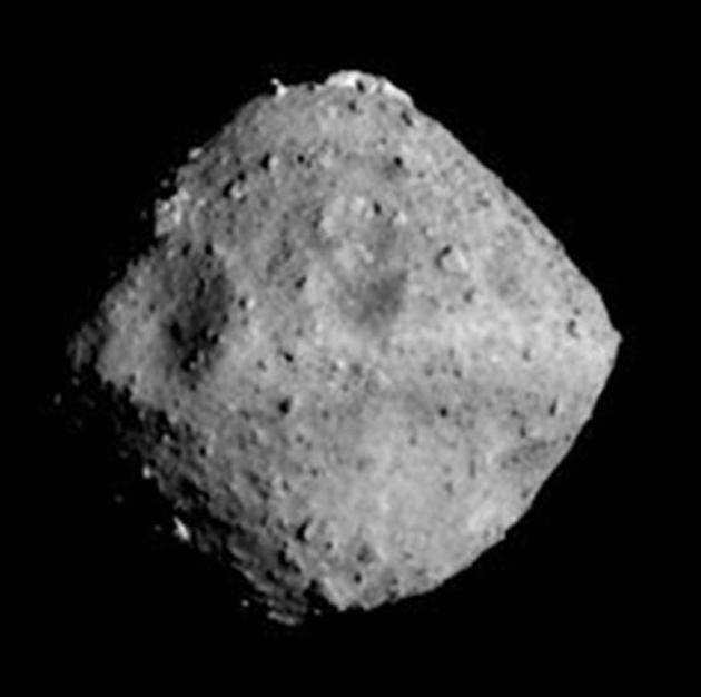 “隼鸟2号”传回的最新图像，此时距离小行星“龙宫”已经不到40公里，地表已经非常清晰，为寻找合适的着陆地点奠定了基础