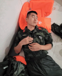 中国抗洪武警奋战12小时席地而睡-搞笑gif动态图片-izike