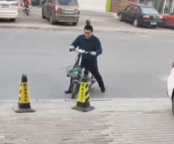 一不小心就分崩离析gif搞笑图片