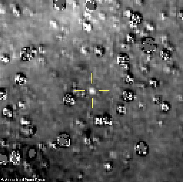 由NASA公布的这张合成图显示了柯伊伯带天体Ultima Thule（十字准心处）。新视野号在2018年8月16日拍摄了这一图像。