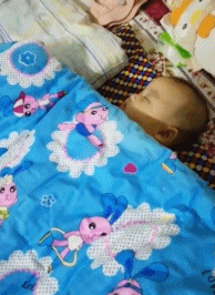 被子下的别样风光-搞笑gif动态图片-izike