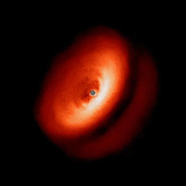 这张由欧洲南方天文台甚大望远镜SPHERE探测仪拍摄的壮观照片以前所未有的细节，展现了年轻恒星IM Lupi周围的尘埃盘。