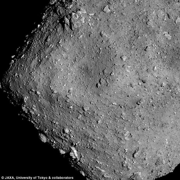 日本“隼鸟2号”太空探测器拍摄到一颗钻石状小行星——“龙宫小行星”，它距离地球数百万公里，专家推测这颗小行星价值超过了800亿美元。