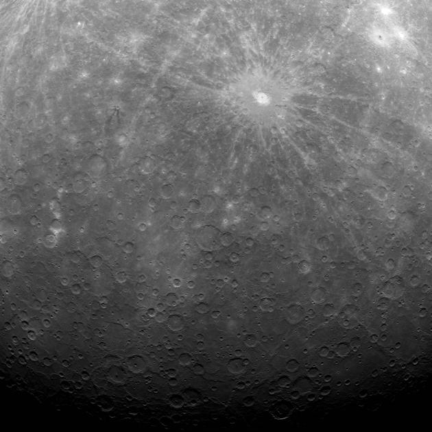2011年3月29日信使号进入水星轨道后拍摄的首张图片，由先期开机的水星双重成像系统采用广角模式拍摄的水星南极