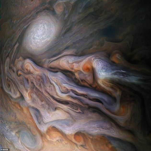 这张色彩增强图像拍摄于2018年10月29日，当时正值朱诺探测器第16次飞越木星上空，该探测器距离木星顶部云层大约7000公里，位于北纬40度。