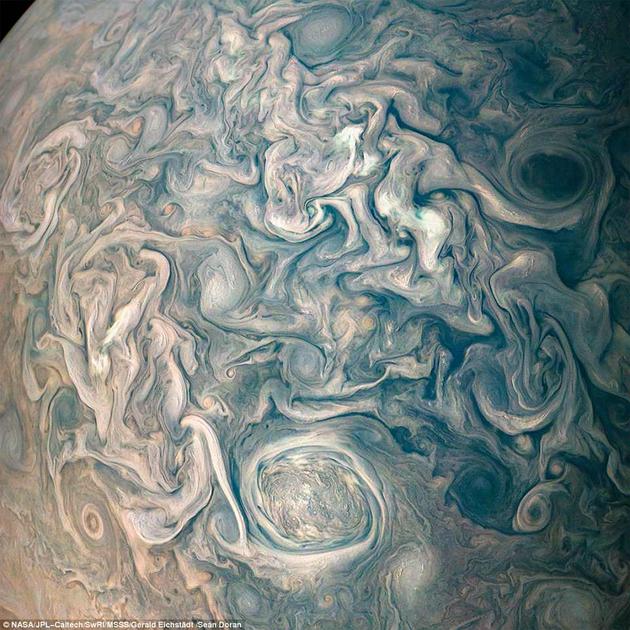 美国宇航局朱诺号探测器于2018年5月23日拍摄到这张彩色增强型图像。当时，朱诺号距离木星云层顶部大约15500公里，位于北纬56度之上。美国宇航局表示，考虑到各种各样的漩涡云形成，该区域有些混乱。