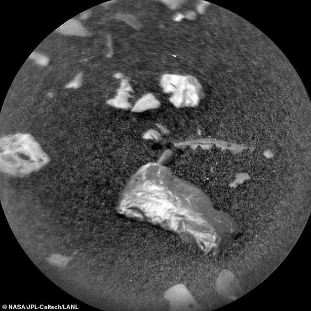 NASA在火星表面发现金色岩石 派“好奇号”前去调查 