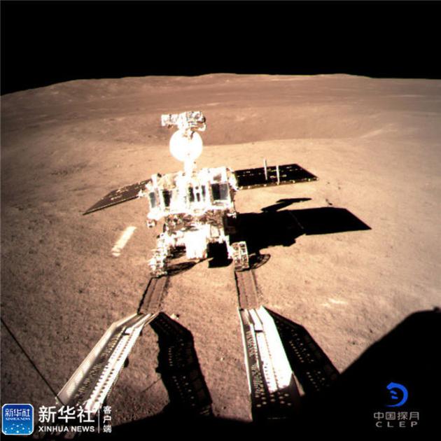 ↑图为嫦娥四号着陆器监视相机C拍摄的玉兔二号巡视器走上月面影像图。新华社发（国家航天局 供图）