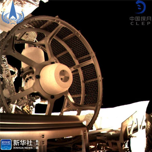 ↑图为嫦娥四号巡视器车轮。新华社发（国家航天局 供图）