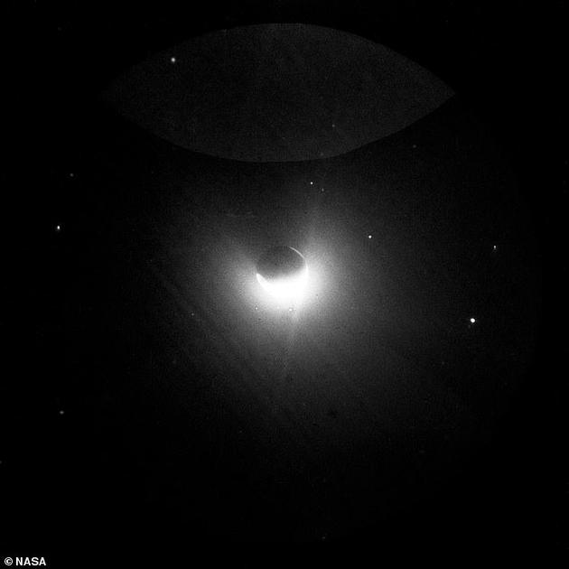 1972年，阿波罗16号任务中，宇航员首次拍摄到地冕层图像。这张图像是从月球轨道角度拍摄的，目前科学家最新研究称，地球大气层向外延伸63万公里。地球大气最外层远远超出了月球轨道，几乎是地月距离的两倍。