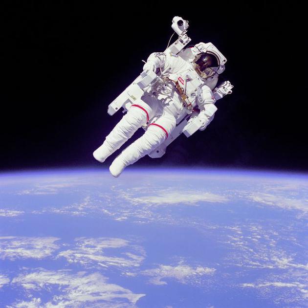 图为美国宇航员布鲁斯•麦坎德利斯二世1984年拍摄的照片。