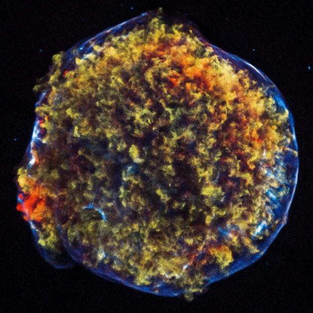 钱德拉X射线天文台拍摄的第谷超新星残骸图像，生动揭示了产生这个深空天体爆发的动力学过程。该图片发布于2014年7月22日
